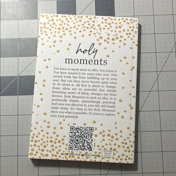 Holy Moments Book by Matthew Kelly - Picture 2 of 5